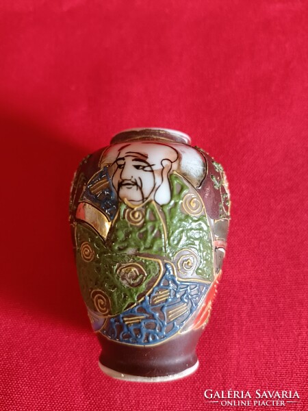 Oriental miniature vase!