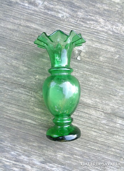 Régi zöld, fodros szélű, szakított üveg váza