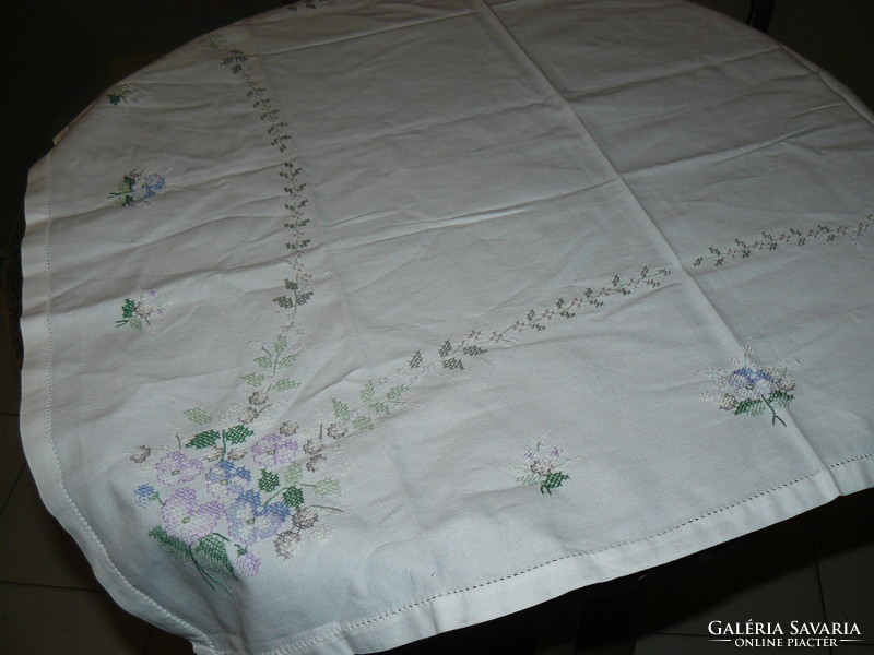 Pansy tablecloth embroidered in beautiful pastel colors