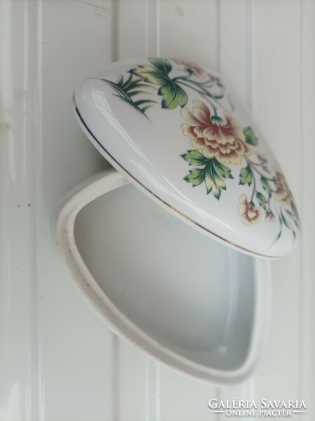 Bonbonier porcelain from Hölóháza.