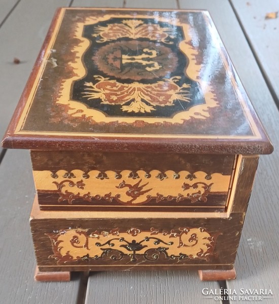 Beautiful wooden music box with inlay, can be opened in half, special. Swiss music, marked.