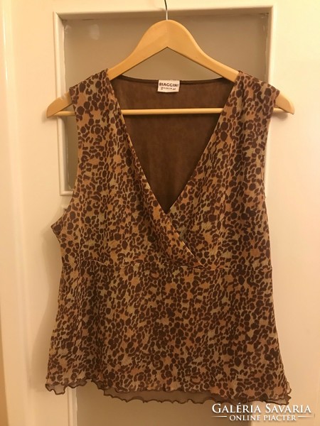 Two-piece summer dress bought in Austria by the Biggini brand with a silky touch. Vest and skirt size 44