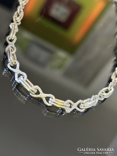 A wonderful, solid silver necklace with an endless motif