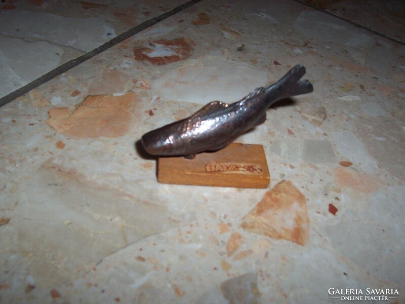 Small metal fish table decoration for anglers