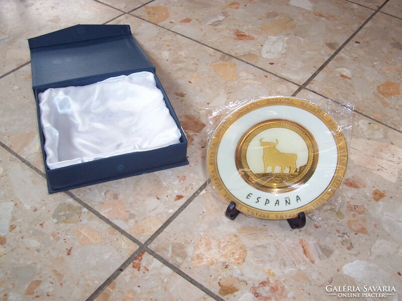 Spanish plate in a gift box with a plate holder