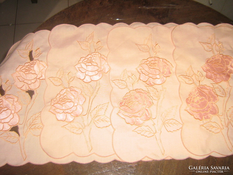 Gyönyörű rávarrt selyem rózsás barack színű szalvéta