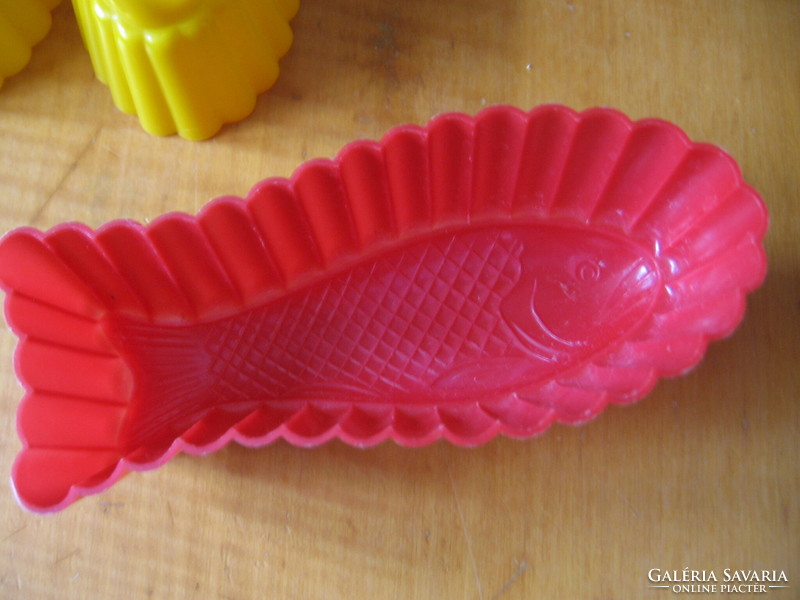 Retro oetker fish shaped pudding bowl 4 pieces in one
