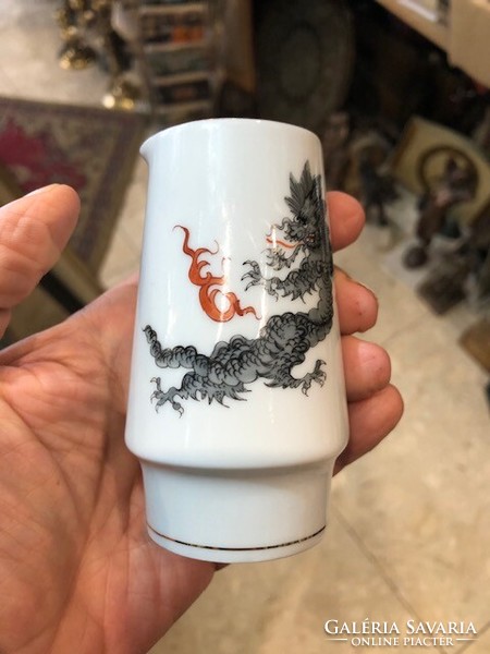 Meisseni porcelán váza, sárkány mintás, 11 cm-es magasságú.