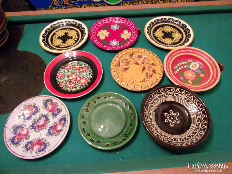 Wall decorative plate (16 pcs.) And small decorative jugs (9 pcs.)