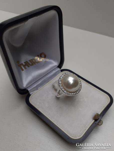 Retro ezüst színű női gyűrű  fehért kővel  körben csillogó fehér csillogó kövekkel ékítve