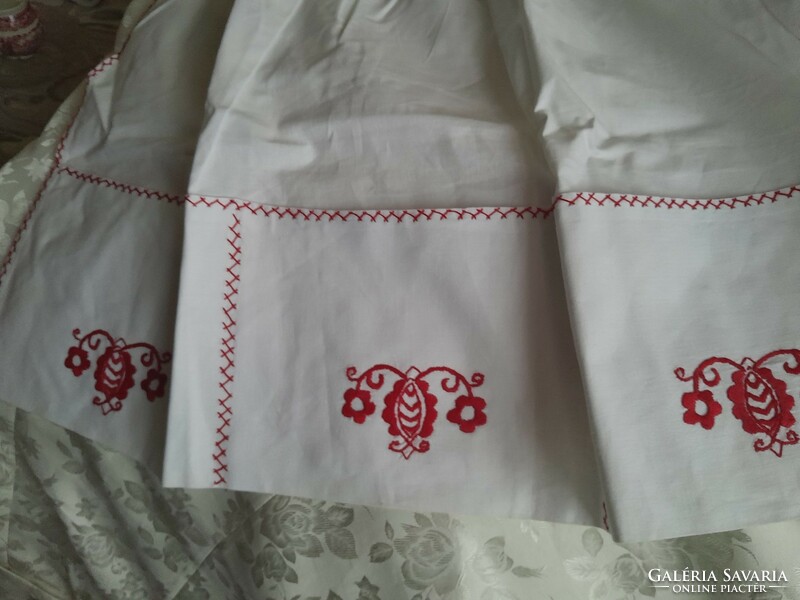Embroidered apron with red embroidered pocket