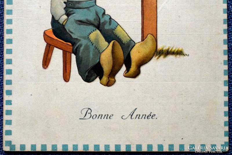 Antik dombornyomott Újévi üdvözlő képeslap - kisfiú fapapucsban jan 1. tábla  1913ból