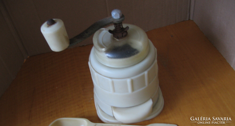 Retro white vinyl grinder