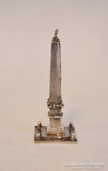Ezüst miniatűr obeliszk
