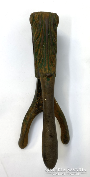 Antik míves három lábú öntöttvas diótörő, mogyoró, mandulatörő
