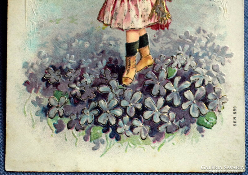 Antik dombornyomott  üdvözlő litho képeslap -  kisleány 4levelű lóhere csokor ibolya mező  1908ból