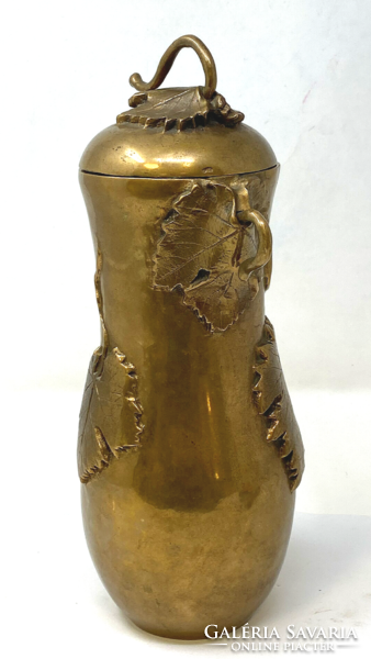 Jelzett Melocco Miklós fedeles réz váza, urna plasztikus szőlőlevél díszítéssel