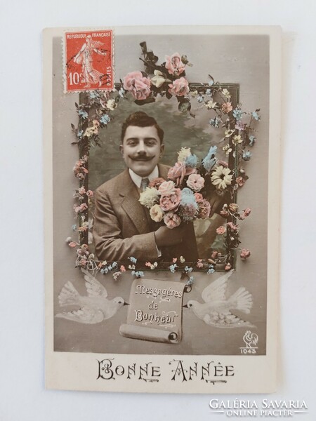 Régi képeslap 1910 fotó levelezőlap férfi virágcsokorral
