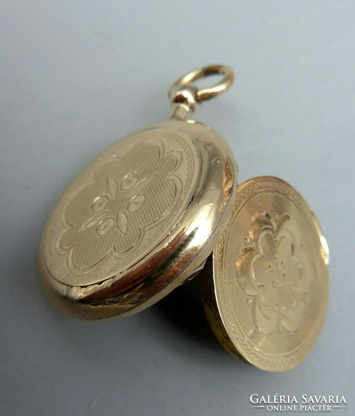Antique gold openable locket.