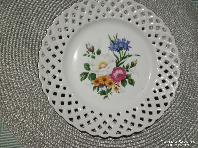 Porcelán áttört mintás virágos tányér.
