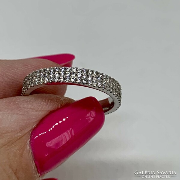 Minimalist ring, inlaid with zirconia