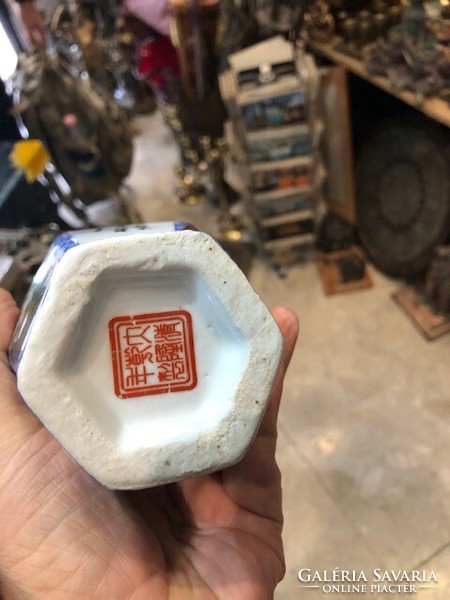 Japán porcelán váza, Ming korabeli, 22 cm-es magasságú.