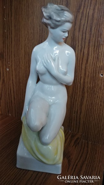 The naked kneeling lady of Raven House