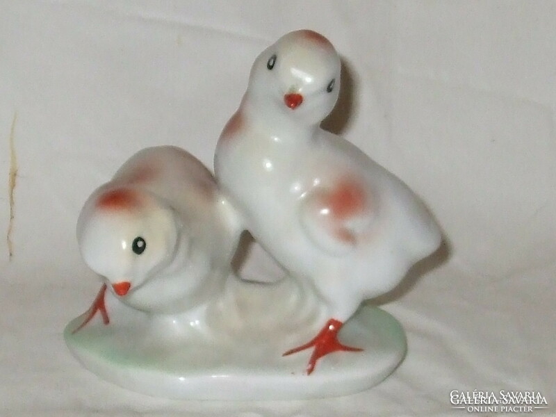 Beautiful porcelain marked little chickens.