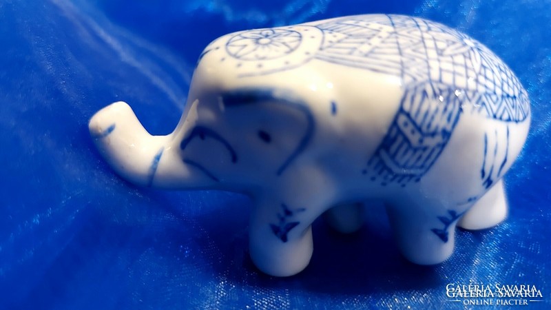 Porcelán szerencsehozó elefánt.