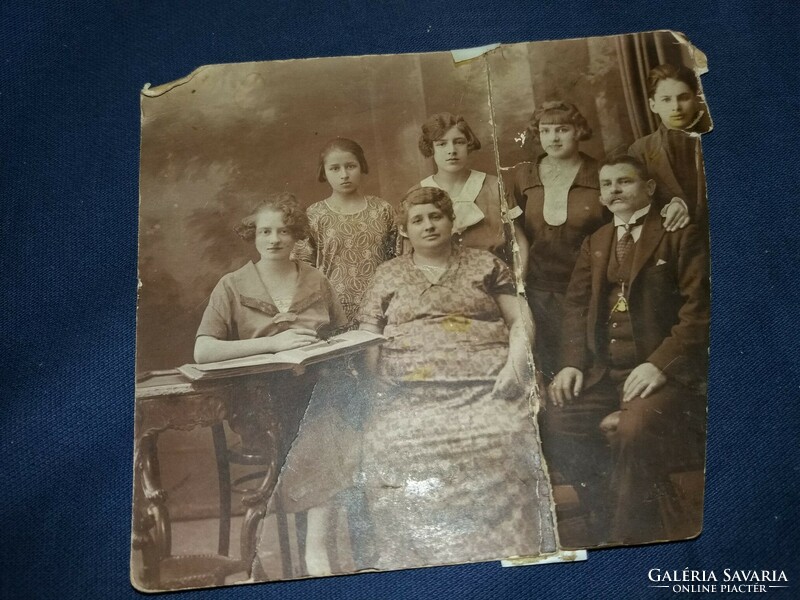 Antique 1925 family photo according to the pictures