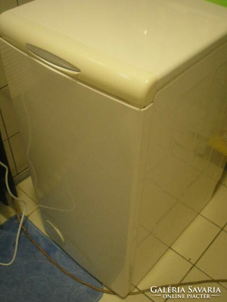 Régi de működő Felültöltős  Whirlpool kishibás mosógép aminek 1- db  csapágyát cserélni kell eladó