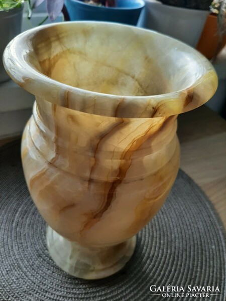 A large onyx vase with a beautiful pattern
