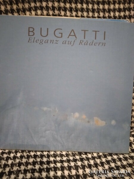 Bugatti autó története,1993 as kiadásu könyv ,rengeteg fotóval,167 oldalas, mérete 25x30 as ,