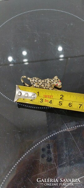 Leopard brooch figure