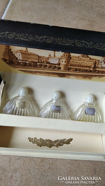 Régi orosz parfümös üvegcsék eredeti dobozban  {V27}