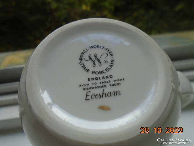 Royal Worcester Evesham festményszerű gyümölcsmintákkal tejszínes kiöntő különleges porcelánból