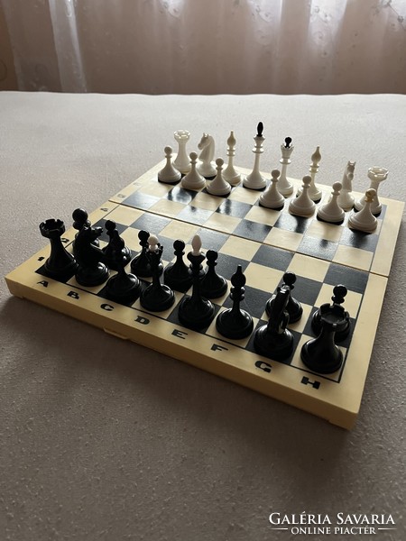 Bakelit sakk tábla és figurák (több mint 30 éves, retro)