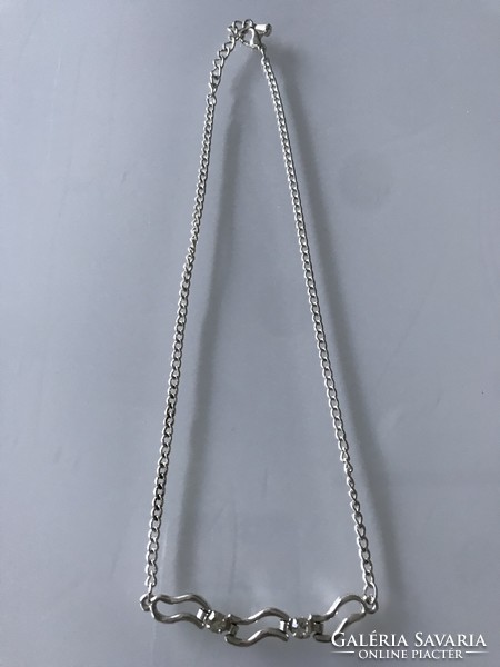 Ezüstözött nyaklánc kristályokkal díszítve, 44 cm hosszú