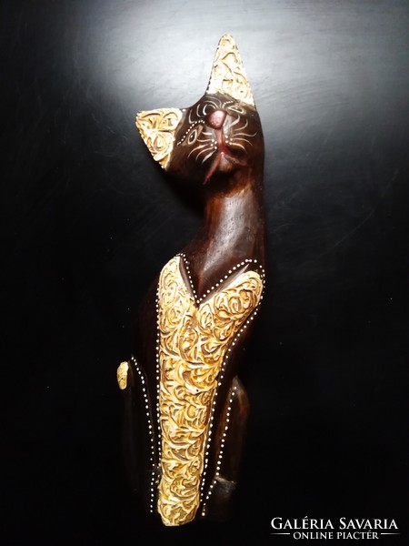 Fából faragott macska szobor