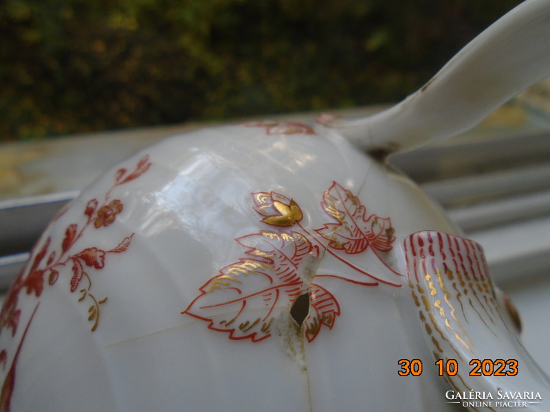 Antik vaspirossal festett kínaizáló Meisseni fedeles kiöntő plasztikus virággal fedelén