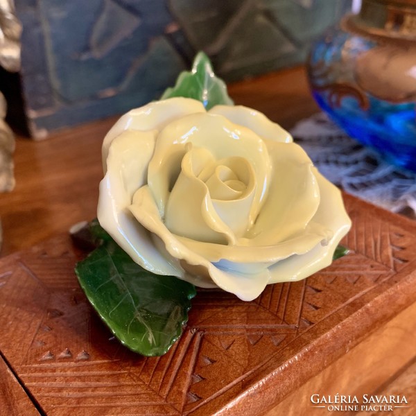 Antique tea rose, yellow porcelain tea rose, perfect! Table decoration romantic object flower