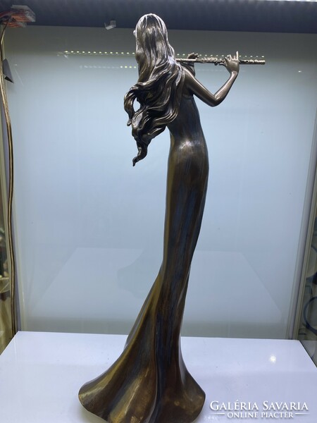 Fuvolás lány bronzirozott szobor
