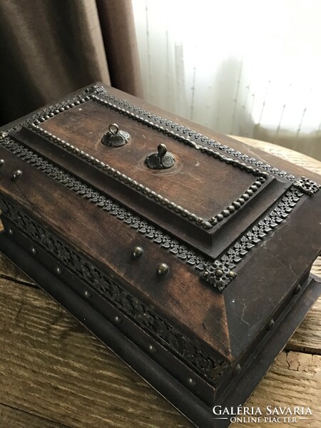 Wooden jewelry box decorated with antique copper, lockable. Without a key.