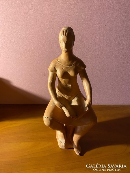 Mikus Sándor - ülő nő könyvvel terrakotta szobor