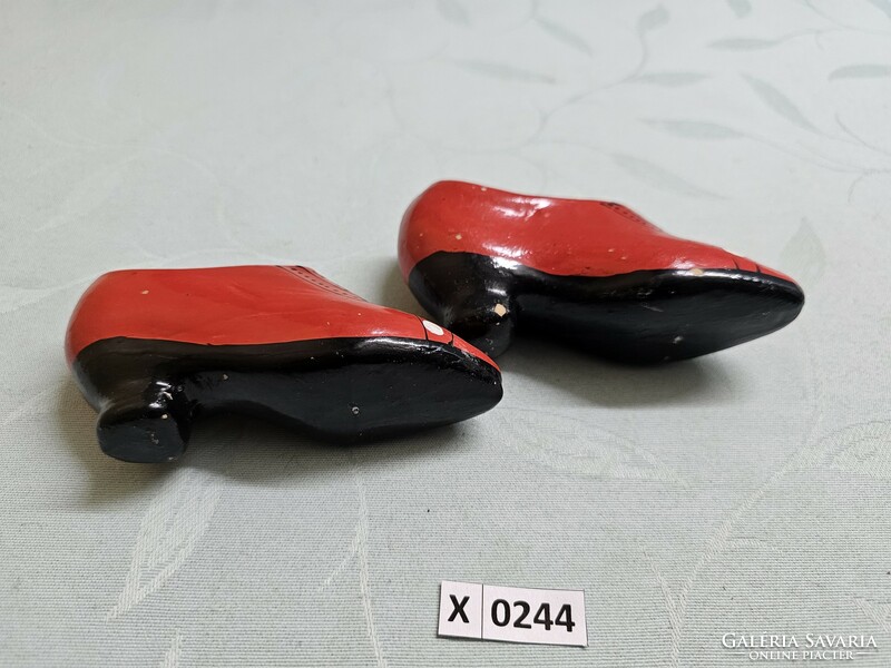 X0244 Kerámia piros cipő pár  11x5 cm