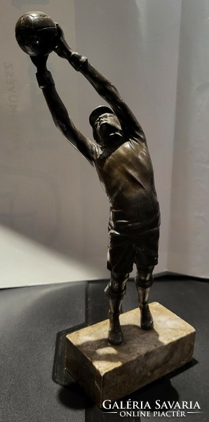 Bronz futballos szobor