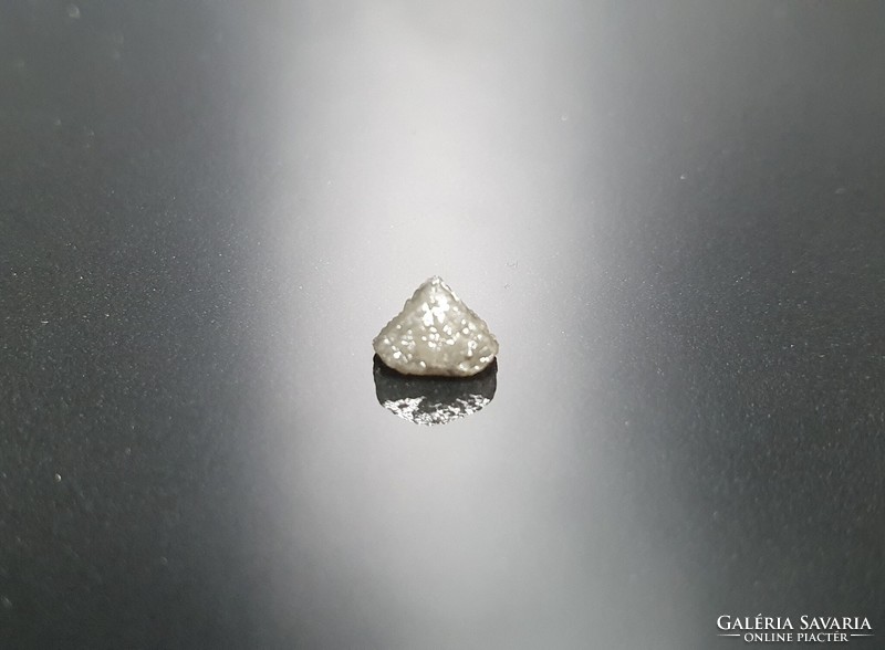 0.90 carat diamond crystal. With certification.