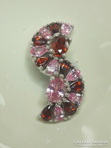 "S"- alakú ezüst medál - rózsaszín és vörös kövekkel díszített