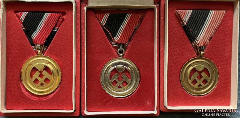 Miner's service medal gold, silver and bronze grades in box