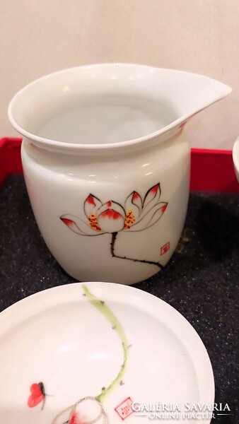 Kínai művész által készített jade porcelán, festett, jelzett teáskészlet díszdobozban, hibátlan